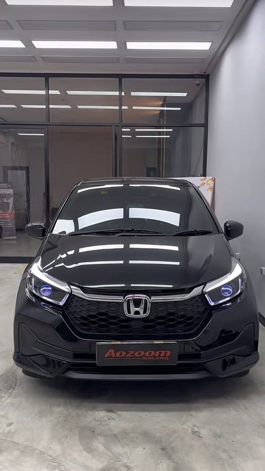 Honda hitam dengan projector bi-LED dan angel eye biru Aozoom