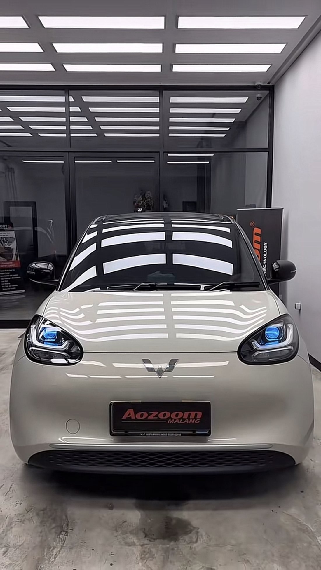 Wuling EV putih dengan angel eye biru Aozoom di showroom Malang